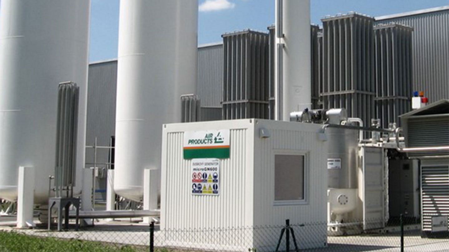 Vertical tanks and vaporizer